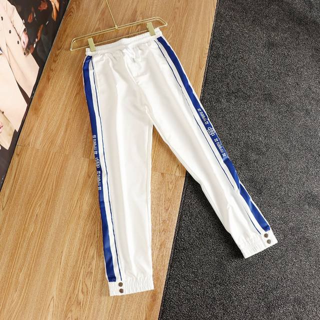 These Monkou 20S 3D Embroidered Ribbon Colorblock Casual Pants are a must-have