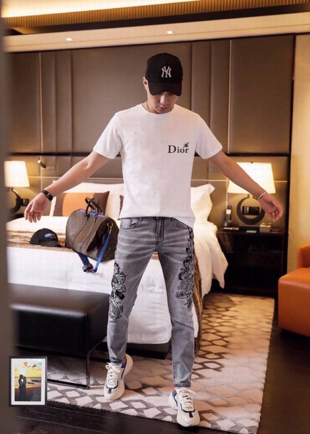 Dior, a renowned European and American luxury brand, is a popular summer brand.