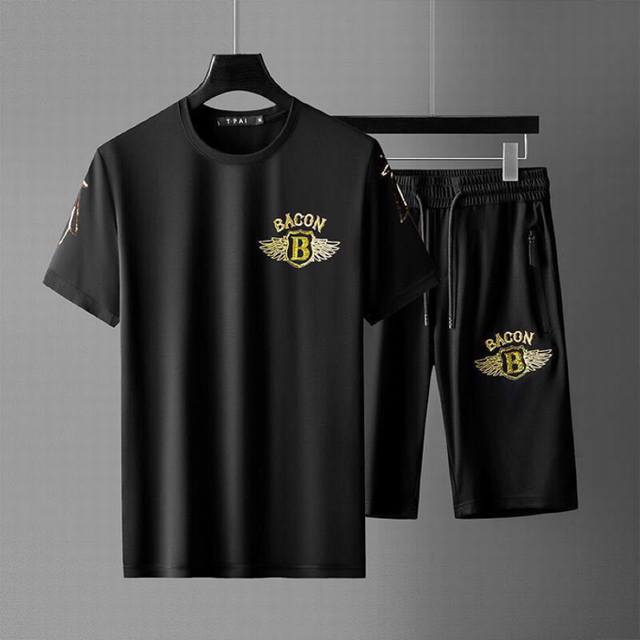 Same style as on the official Burberry website. World-renowned luxury brand. Thi