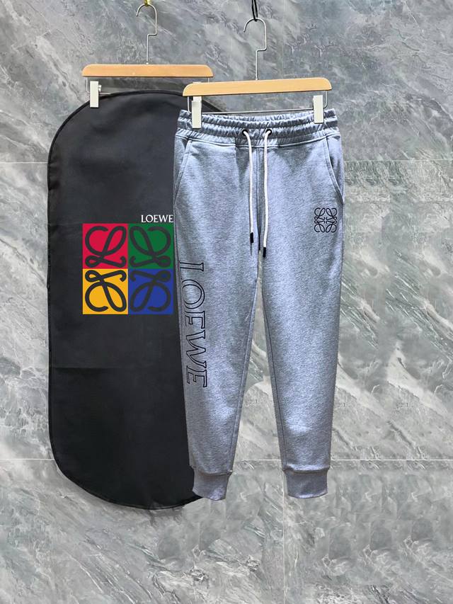 Loewe Ss show style slim fit sports pants with exquisite print and simple logo.