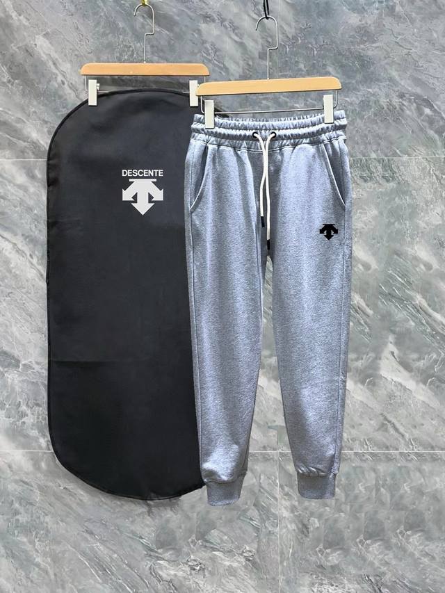 Descente SS show style slim fit sports pants with exquisite and simple logo. Dom