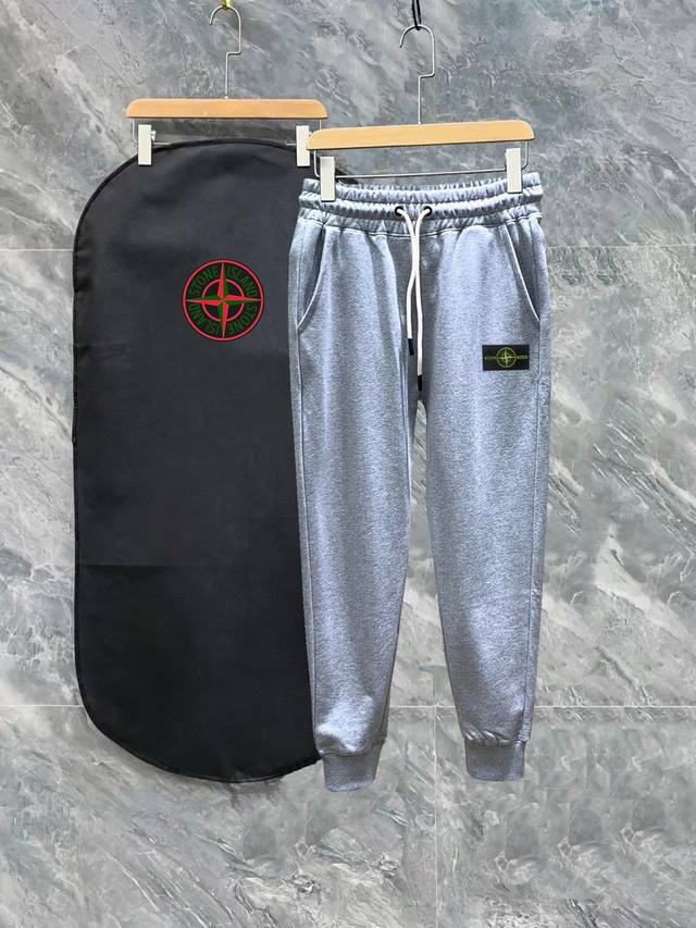 Stone Island SS show style slim fit sports pants with exquisite and simple logo.