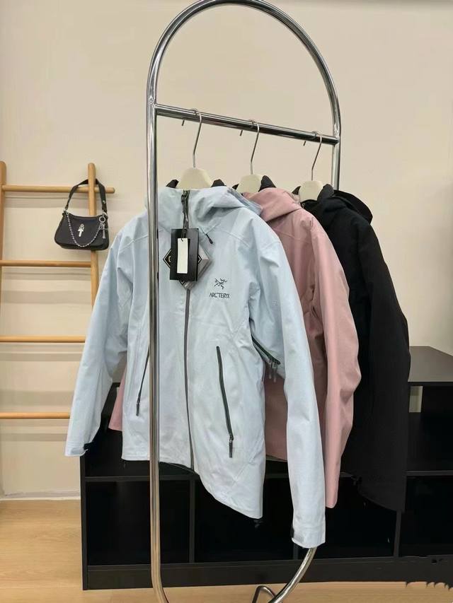 This year's Arc'Teryx's ultimate three-in-one down jacket is here! Three uses in