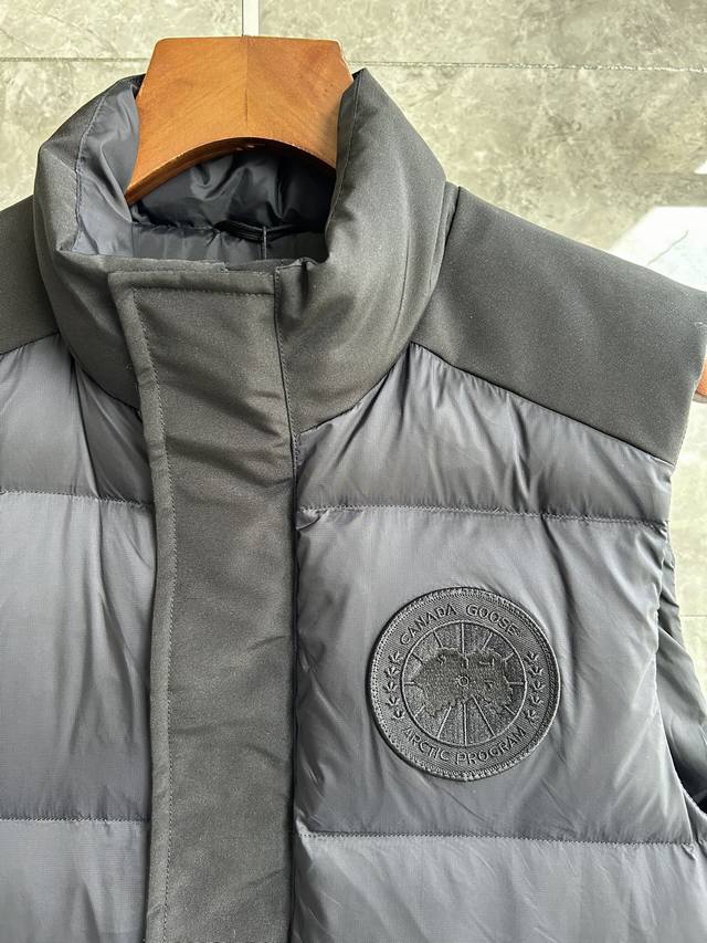Authentic Canada Goose 2057Mw Puff Down Vest (Note: The fit is slightly larger.