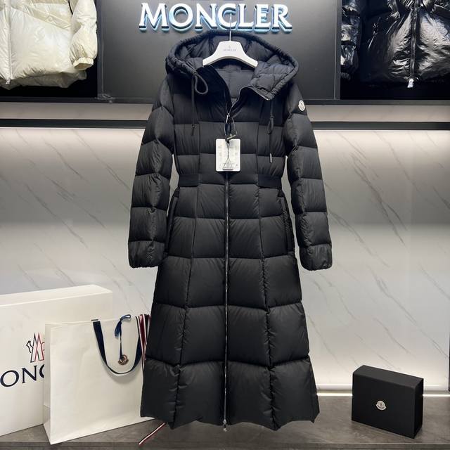 Moncler's new winter premium down jacket, the Faucon long down jacket for women