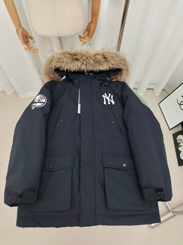 Genuine P-grade MLB down jacket with a workwear fur collar and sleeve badge. .