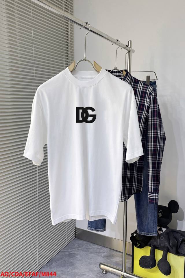 A crew neck T-shirt with three complete logos, featuring the classic Dolce & Ga