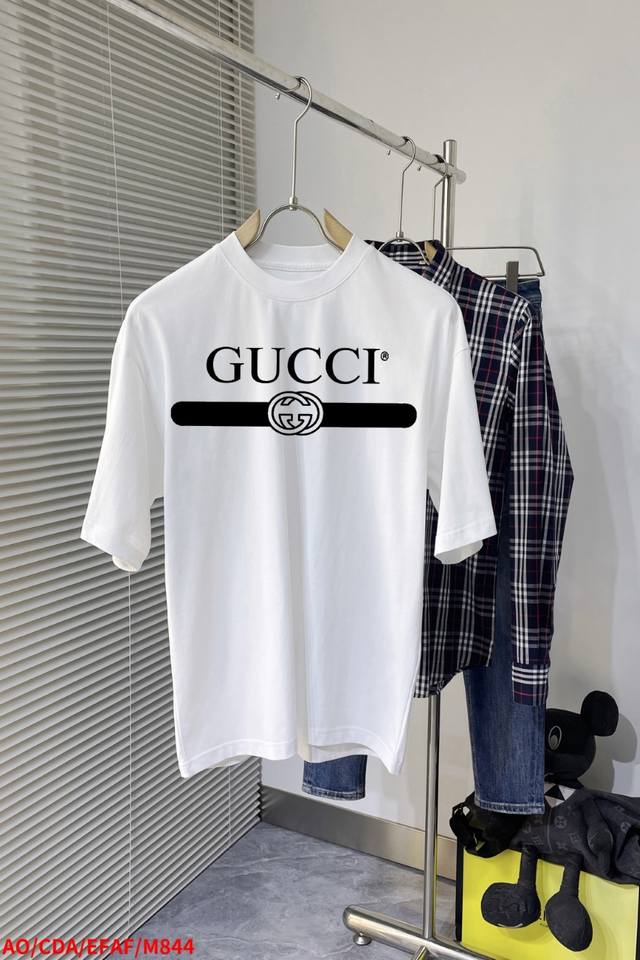 A Gucci spring/summer new model with three complete labels. This T-shirt featur