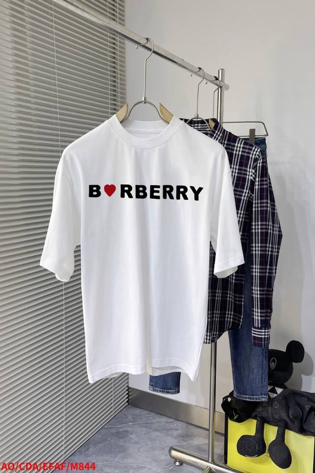 Complete with three logos Bbr Burberry's new spring/summer collection, featurin