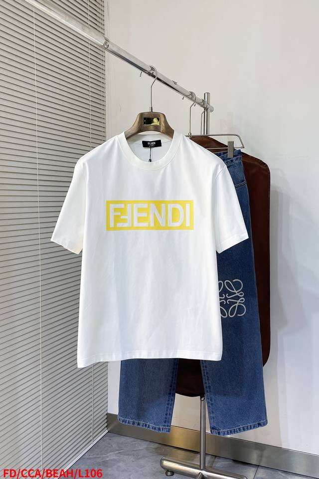 This Fendi Fendi round-neck T-shirt features a three-dimensional chest logo pri