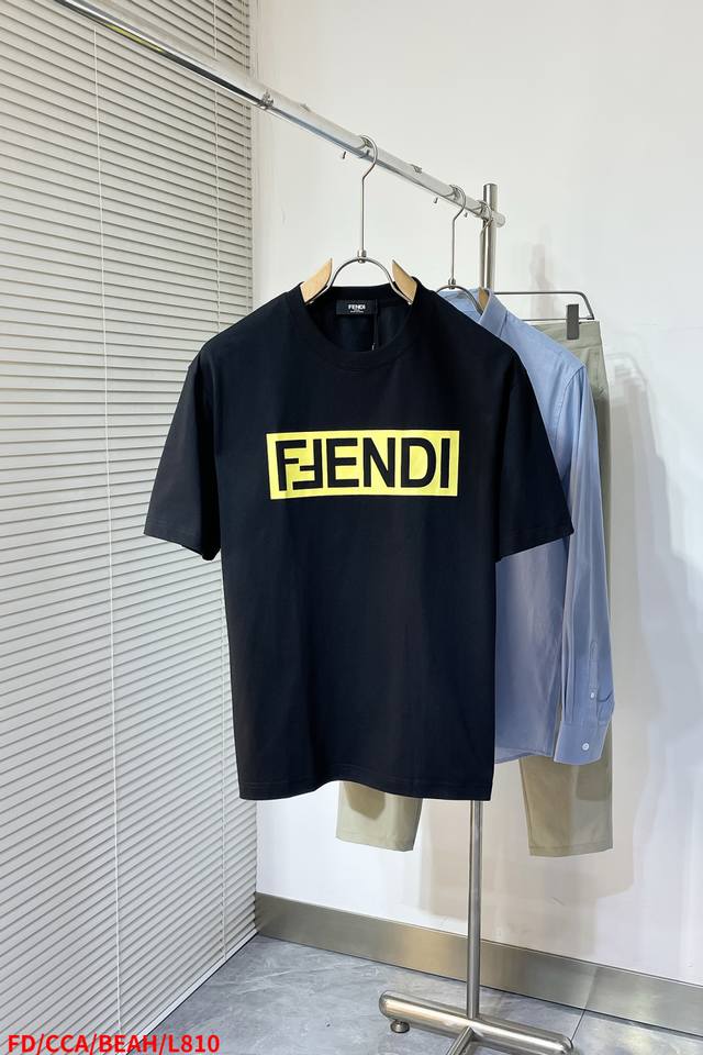This Fendi Fendi round-neck T-shirt features a three-dimensional chest logo pri