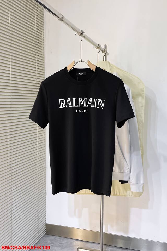 Complete with all three labels, this new Balmain round-neck short-sleeved T-shi