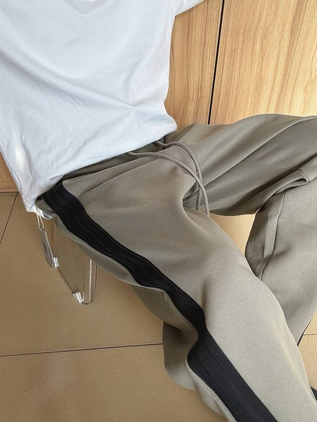 Hot model image, top-tier version of the Fear of God x Adidas collaboration, the