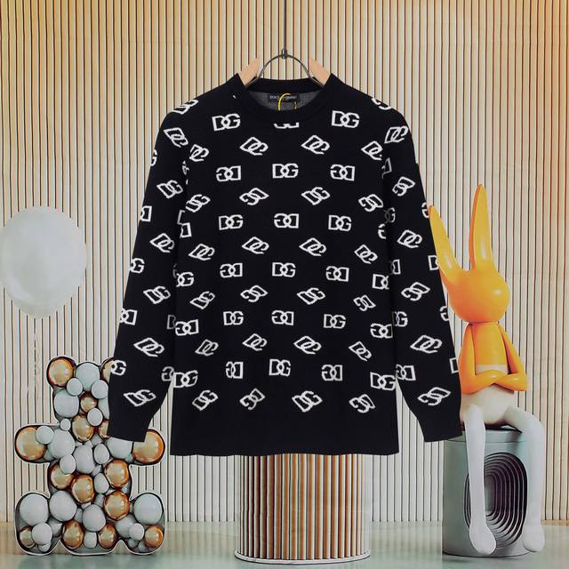 Dolce & Gabbana's popular Dg round-neck knit sweater, made from high-end core-sp