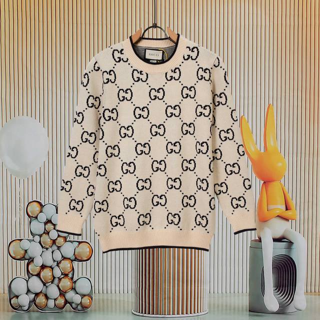 Gucci counters reproduce the top-of-the-line Gg wool jacquard sweater. This blue