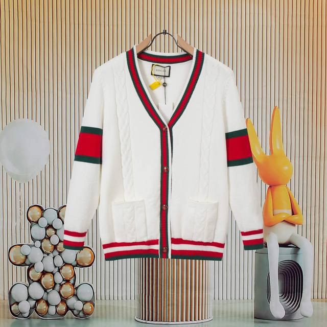 This popular Gucci cable-knit loose-fitting cardigan features 1:1 detailing, sy