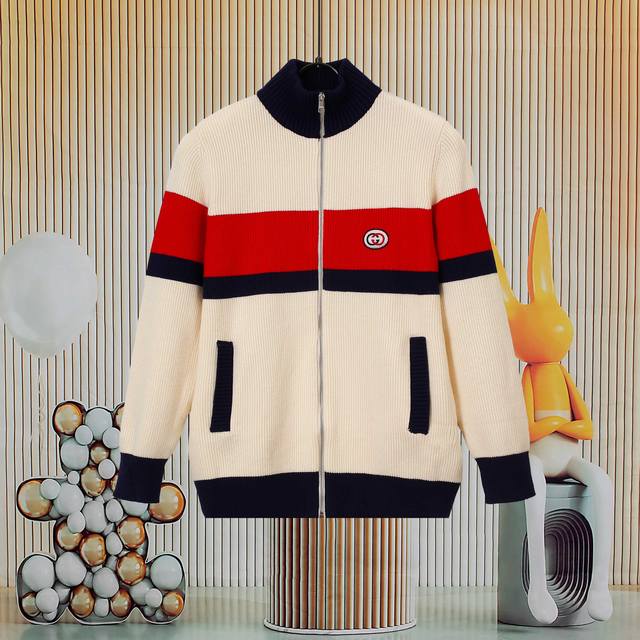 This popular Gucci model is made from high-end wool. It features a simple yet e