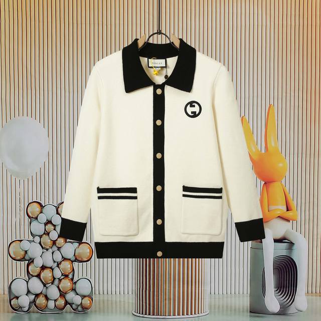 This popular Gucci model is made of high-end wool knitwear. It features a simpl