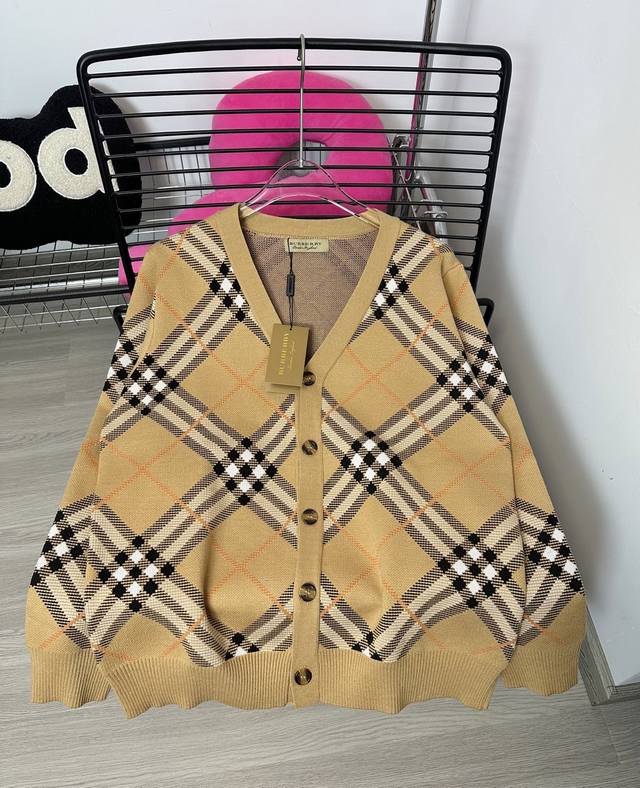 Style number: Hmy184# Burberry classic plaid twill knit cardigan sweater jacket