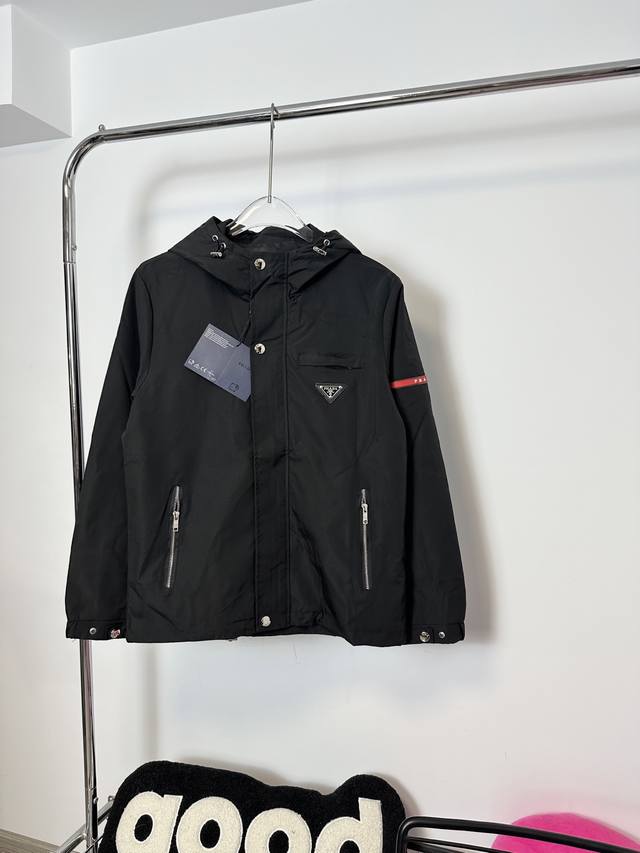 Style number: Hmy180# Prada 25's latest hit triangle label red label hooded jac