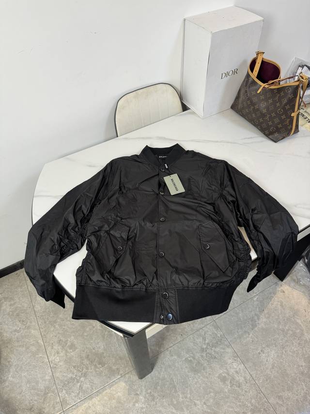 Style: B26 Balenciaga embroidered jacketThe perfect outerwear for spring and fa