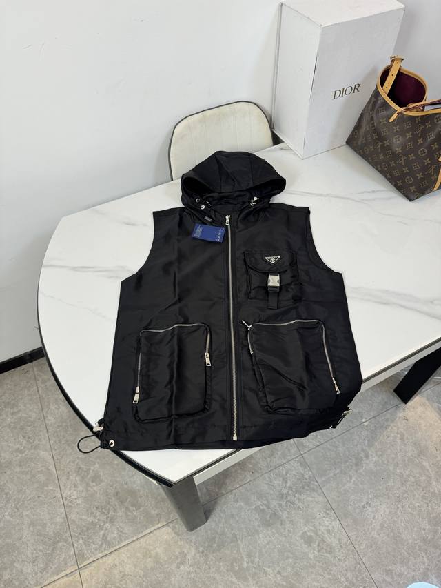 Style number: K03 ppradaحPrada 24Ss recycled nylon solid color large pocket zip