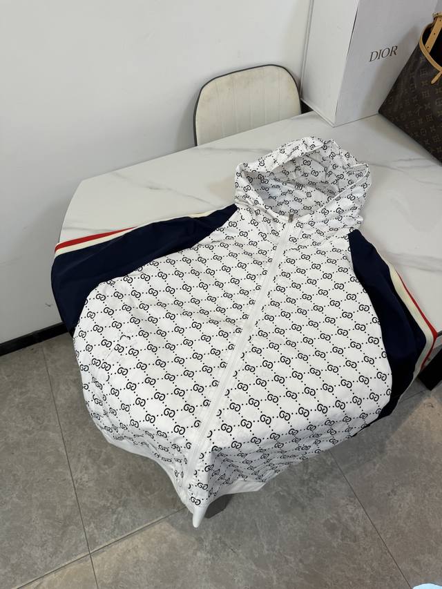 Style No. F108 Guccl's new autumn and summer fashion hooded jacket is made of 1