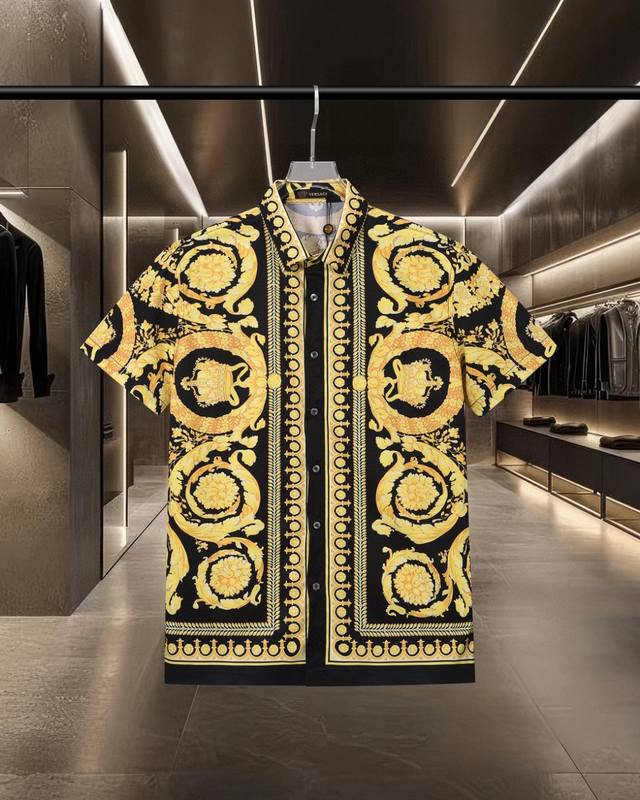 Versace's hot-selling Medusa Palace-style digital print short-sleeved shirt is h