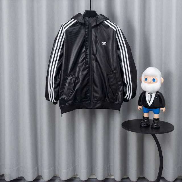 # Clover's latest leather jacket, the 25Ss runway style, boasts moderate thickne