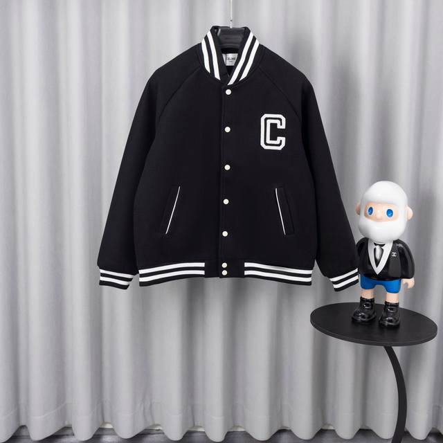 Celine's 25Ss baseball jacket is a runway style. Its moderate thickness and high
