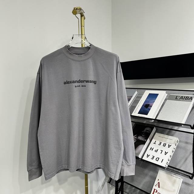 aw Alexander Wang long-sleeved T-shirt with a classic slogan. Simple style. Loos