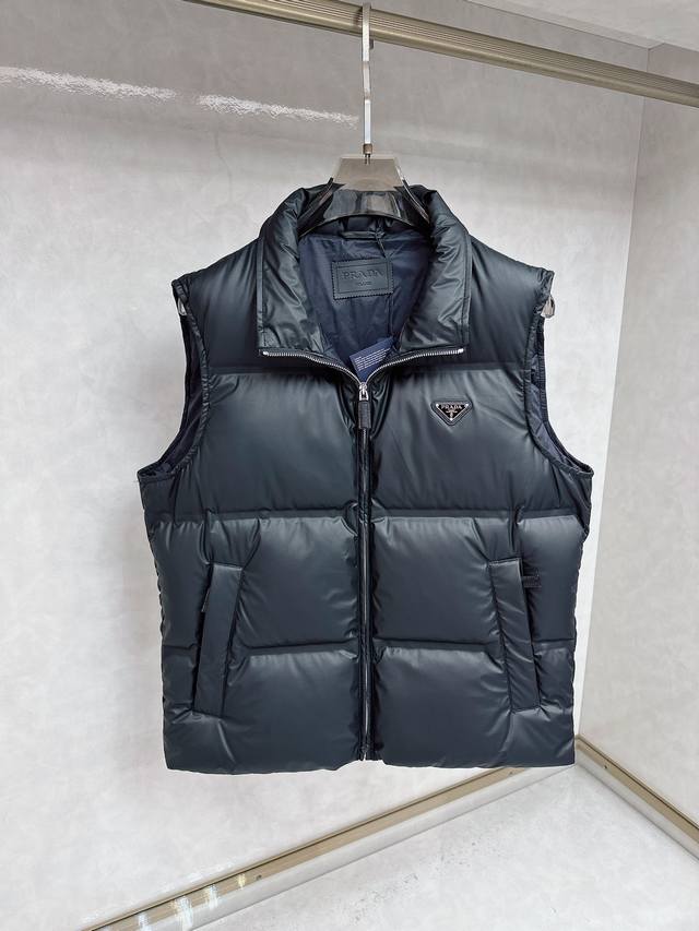The Prada 25 Autumn/Winter Down Vest is made entirely of high-quality 90% GB whi