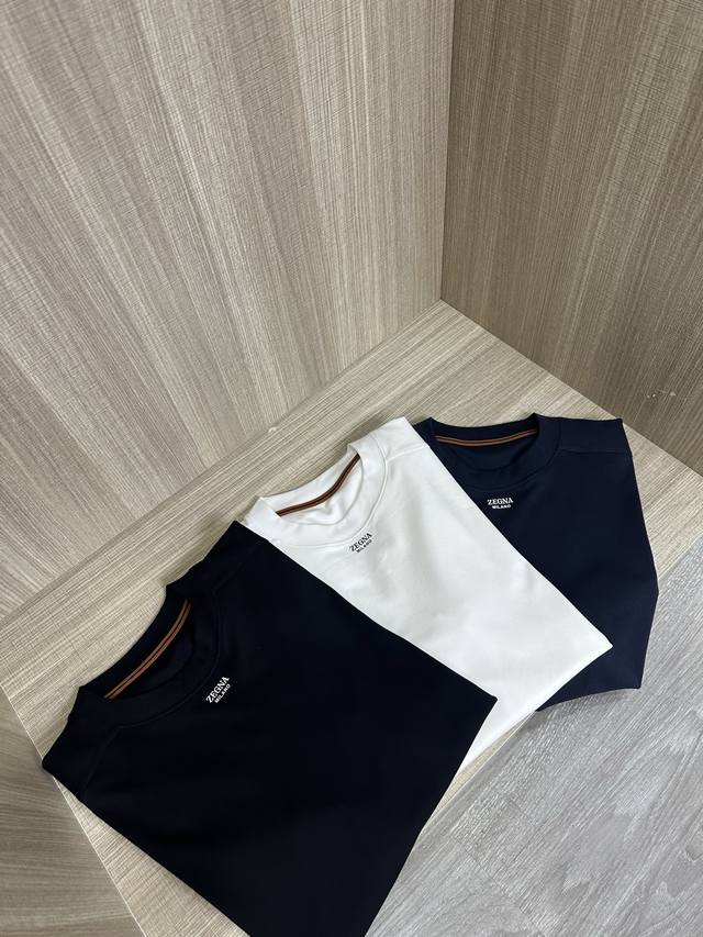2025's hot new arrival: Z's high-quality crewneck T-shirts. A man's wardrobe doe