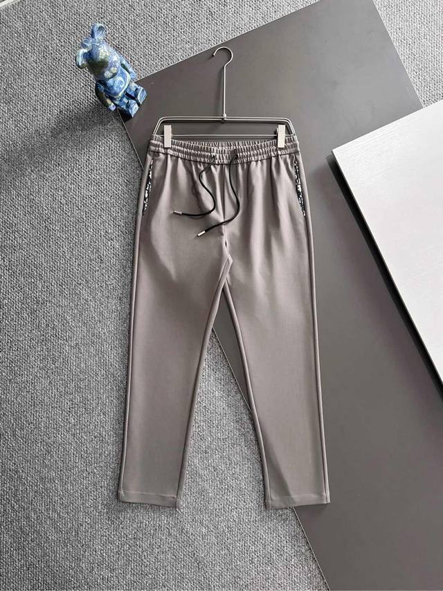 Exclusively for Dio, these new, high-end casual pants are available! Custom-mad