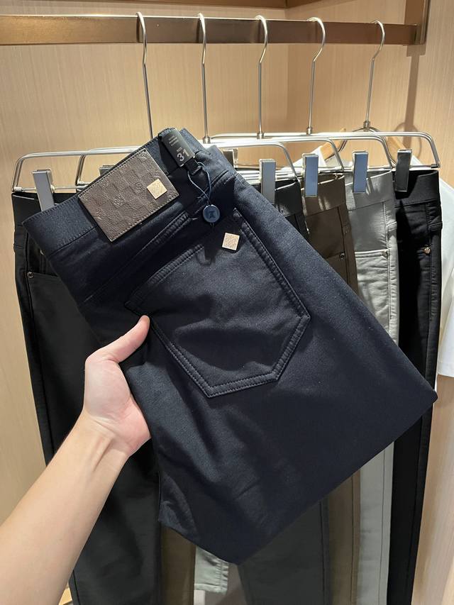 Louisvuitt* Louis Vuitt 2025 Fall/Winter Men's Casual Trousers. These classic, s