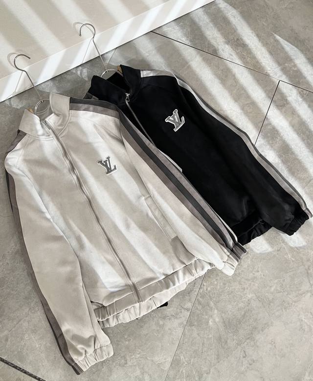 Louisvuitt* Louis* Deng's latest autumn and winter 2025 jacket features a three-