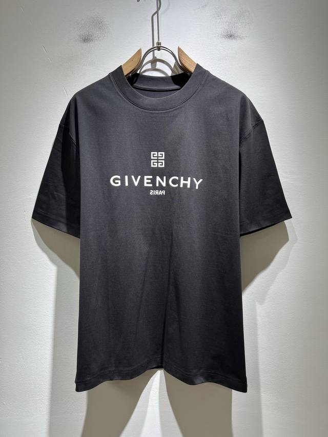 Giv*Chy Ji*Xi's new men's short-sleeved T-shirt for Fall/Winter 2025 injects a n