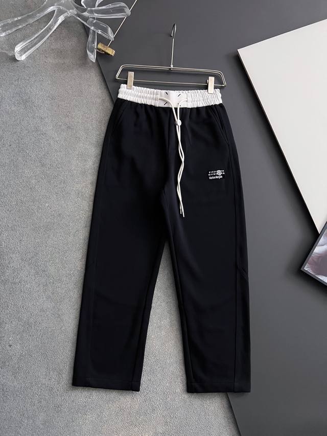 Marmai and Margiela's 2025 Spring/Summer hit casual pants feature a straight, lo
