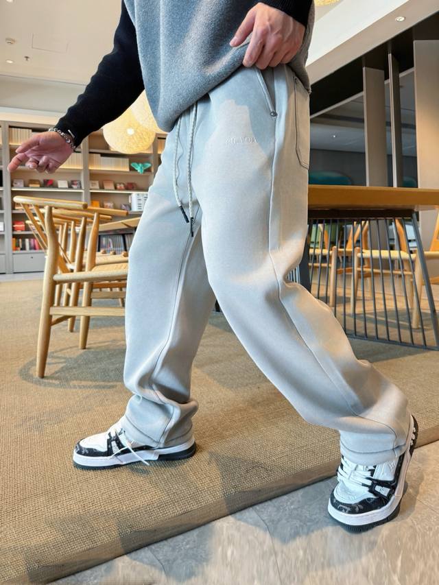 Prada's premium 2025 Fall/Winter Casual Pants! Available now on our official we