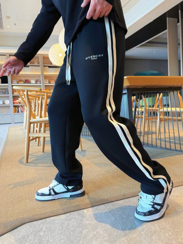 Givenchy's premium 2025 Fall/Winter Casual Pants! Available now on the official