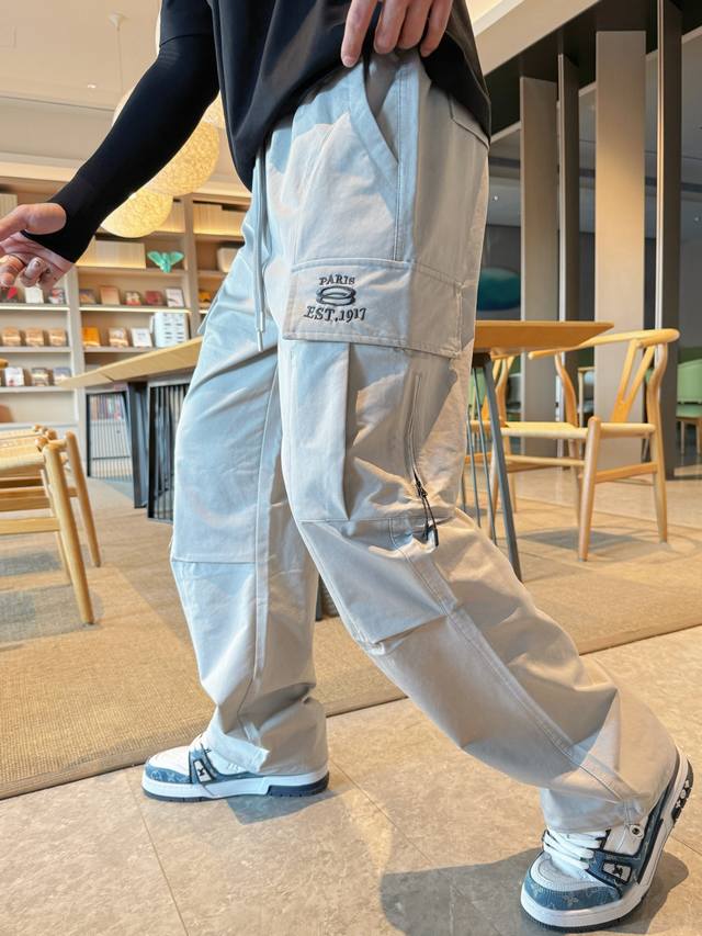 Balenciaga's premium Spring/Summer 2025 casual pants! Available now on the offi