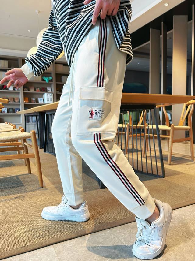 Moncler's premium 2025 Spring/Summer new casual pants! Available now on our off