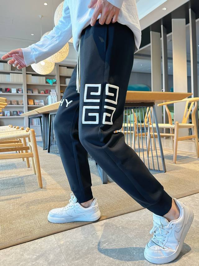 Givenchy's premium 2025 Spring/Summer new casual pants! Available now on the of