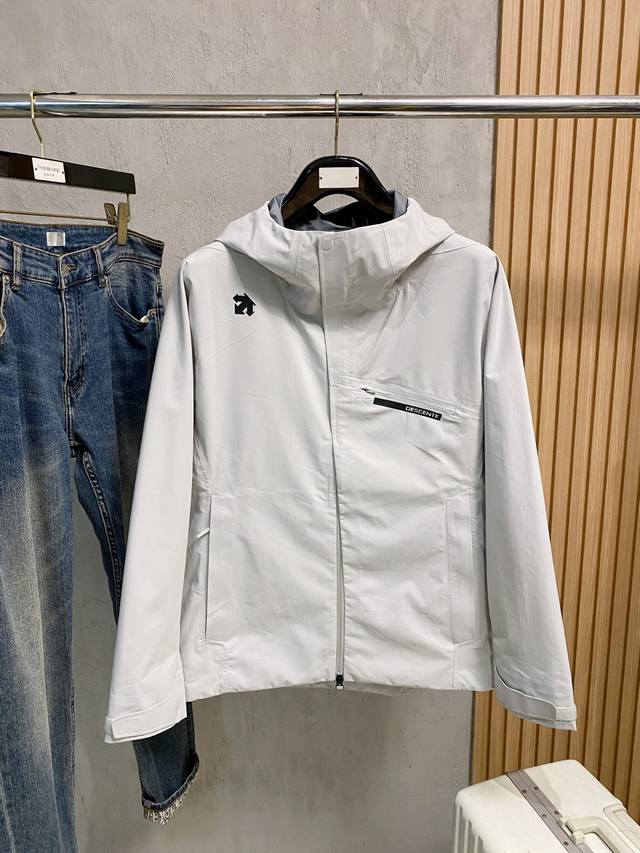 Descente's 25Ss early fall trench coat is a hot item, a stylish and casual jack