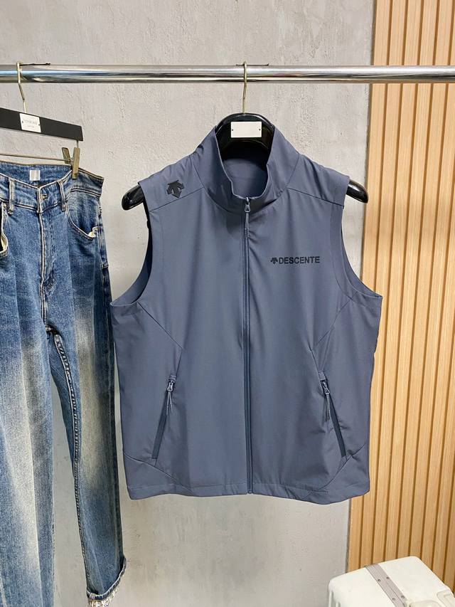 Descente's 25Ss early fall trench coat and vest are a hit! This stylish, casual