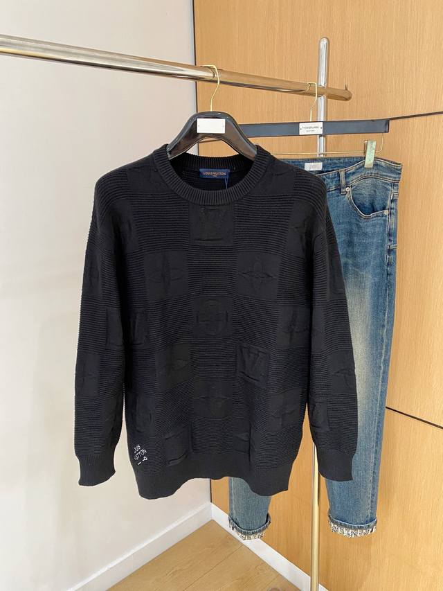 Lv25Ss's new fall/winter sweaters are available exclusively on the market. Made