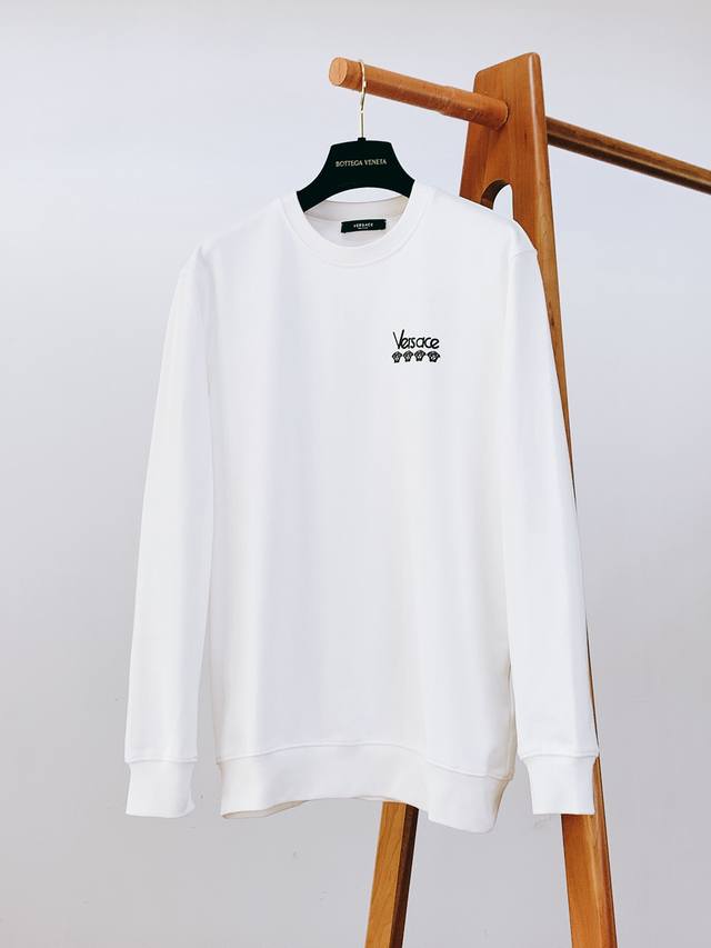 Versace's 2025 Fall/Winter new arrival, , features a casual pullover sweatshirt