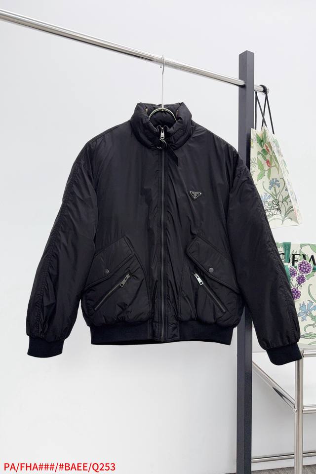 Q253 pa prada 25Fw Heavy Nylon Zipper Down Jacket Filling: 90% White Duck Down.