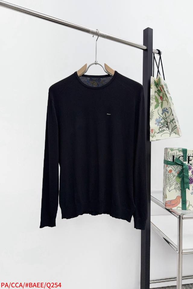 Q254 pa Prada 25Fw Wool Blend Embroidered Crew Neck . Made with 30% high-qualit