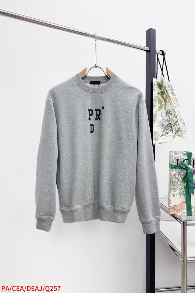 Q257 pa prada Exclusive: This stylish jacket features a classic design and stunn